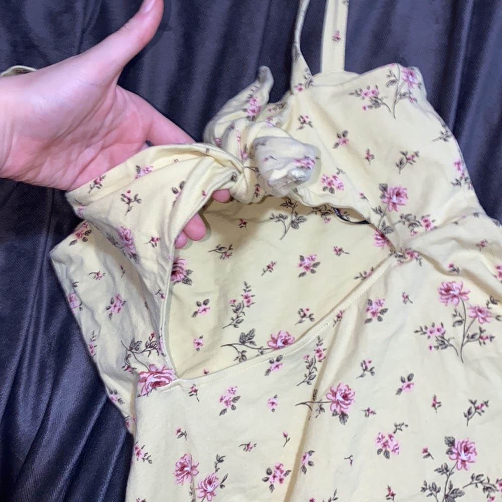 🎱The perfect yellow flower dress! - Picture 5 of 9